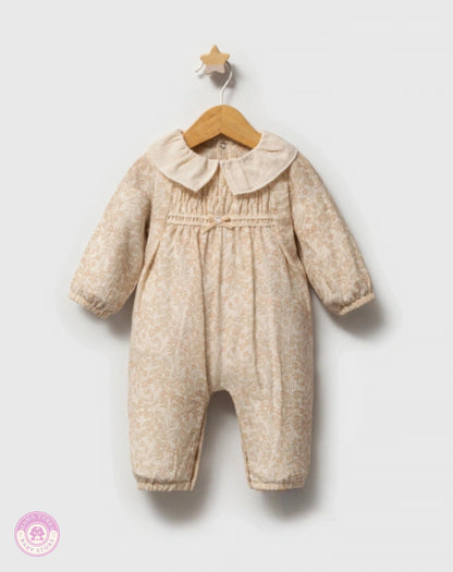Baby girl cotton jumpsuit in beige floral print with delicate collar and romantic details