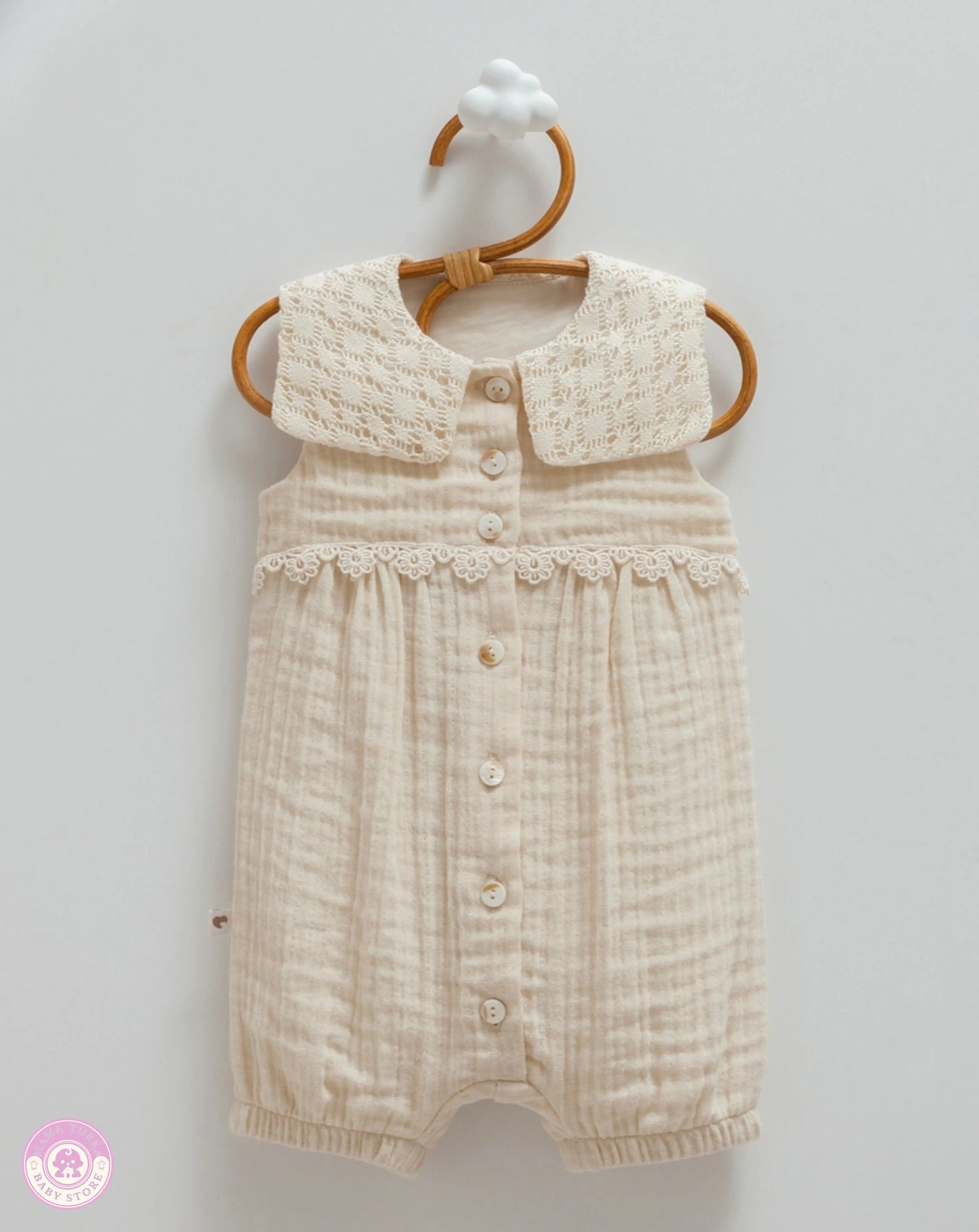 Elegant baby girl romper in cotton muslin with lace collar